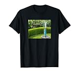 Jardín y césped iluminado con una pluma estilográfica fluye hacia fuera y escribe Camiseta